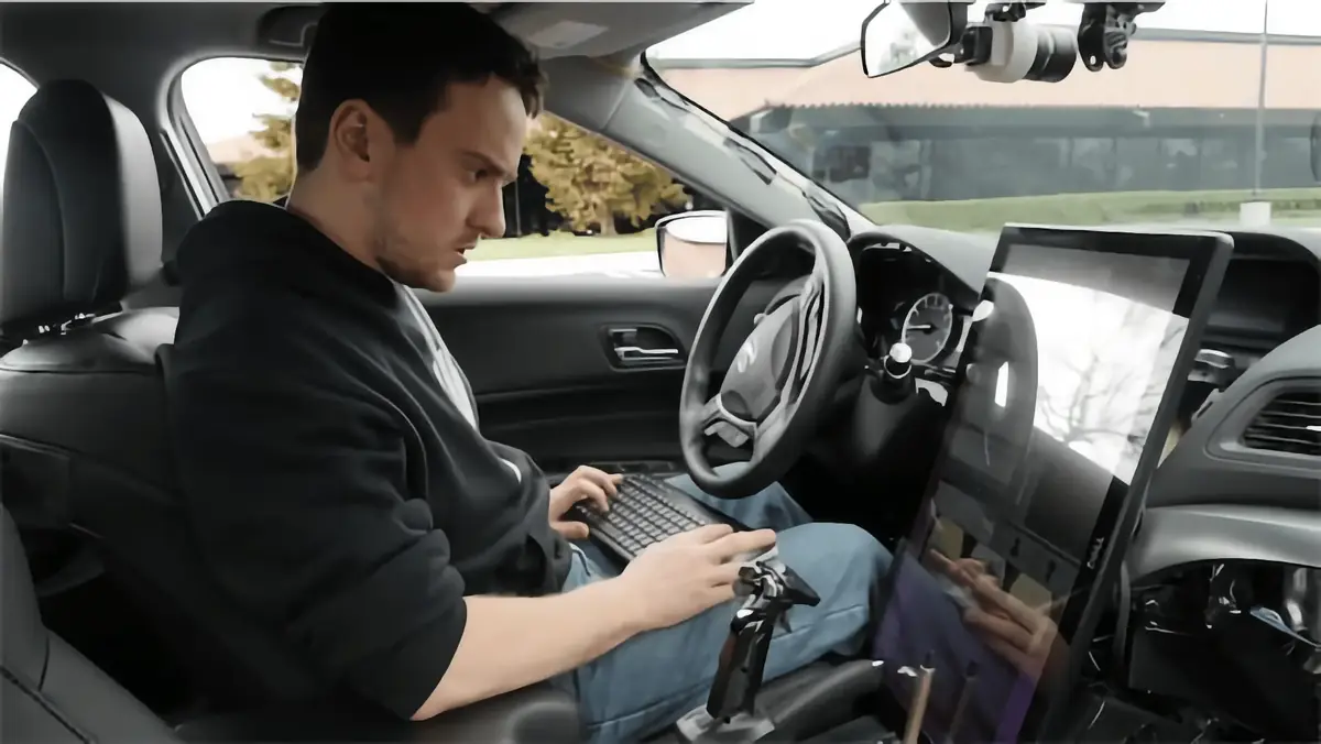 George Hotz qui teste son bo&icirc;tier de navigation autonome.