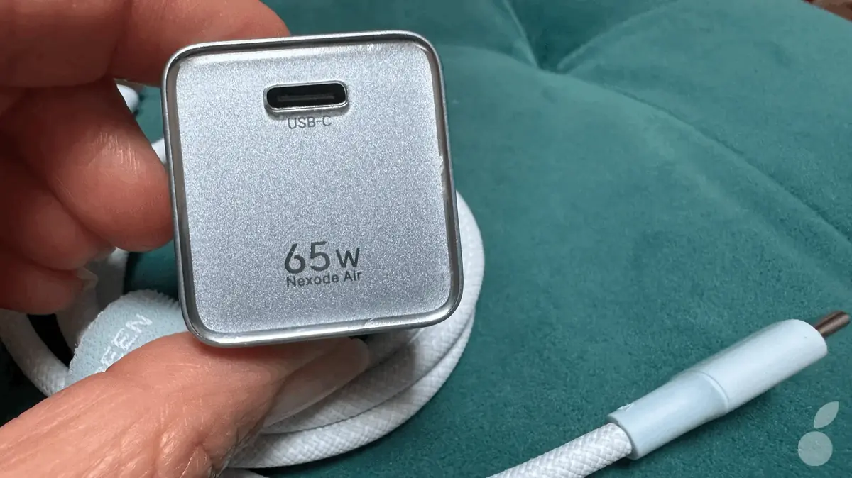 La face avant est m&eacute;tallis&eacute;e, recouverte d'une plaque en plastique