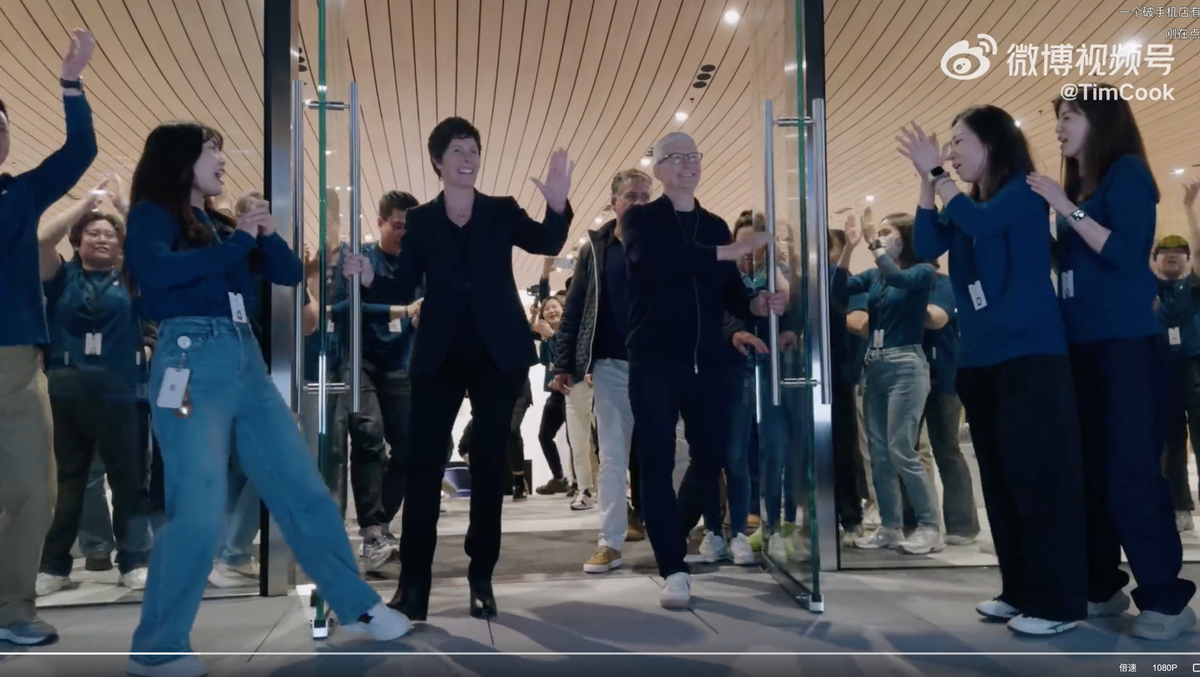 Le nouvel Apple Store de Shangai pris d'assaut par des... retraités en mal de cadeaux