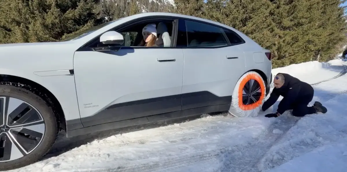 On a plant&eacute; une Polestar 4 Propulsion dans la neige pour tester les chaussettes ISSE (vid&eacute;o)