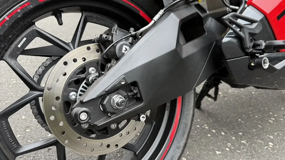 Essai Ultraviolette F77 Mach 2, une moto &eacute;lectrique convaincante mais pas sans d&eacute;fauts