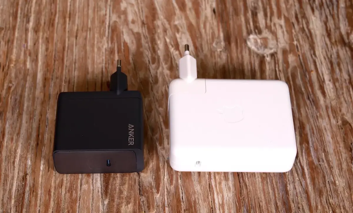 Le chargeur 140W d'Anker à gauche, celui d'Apple à droite