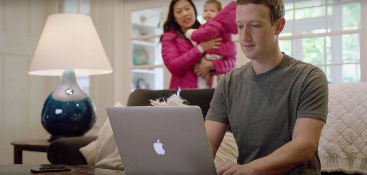 Pourquoi Mark Zuckerberg a-t-il retouché la Pomme de son MacBook sur cette photo ?