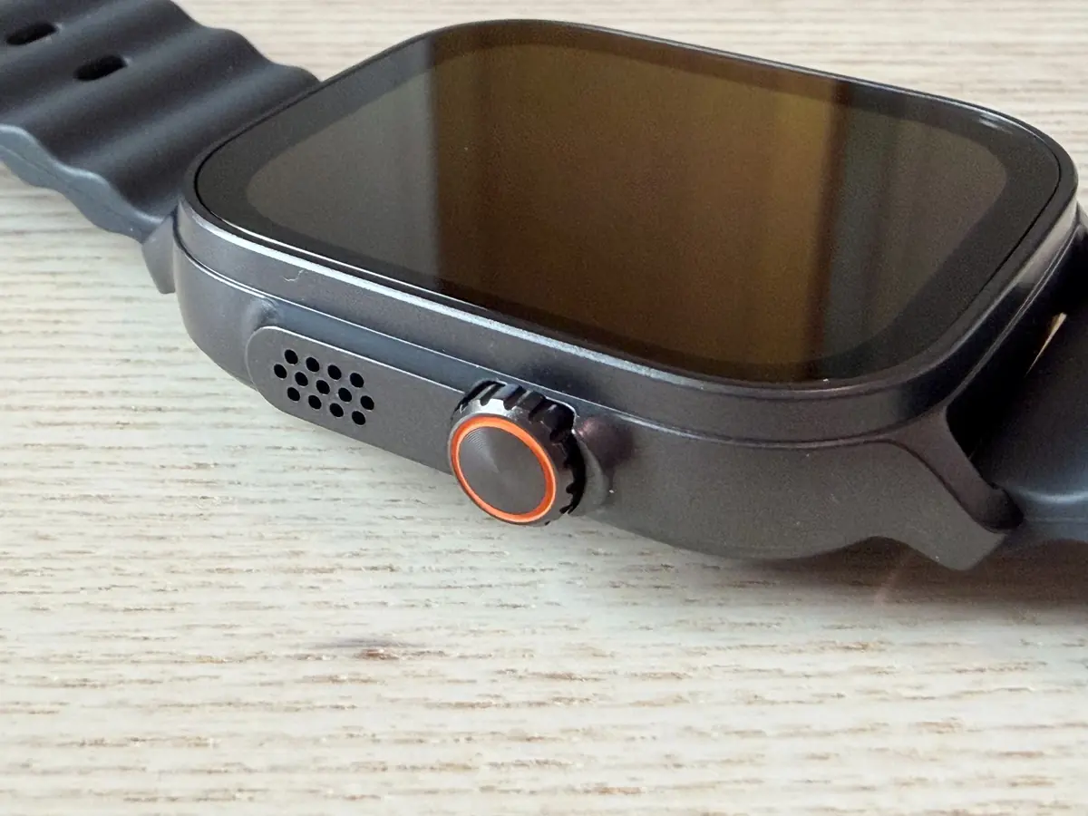 La molette sur le c&ocirc;t&eacute; (non la montre n'est pas cellulaire, malgr&eacute; le liseret rouge)