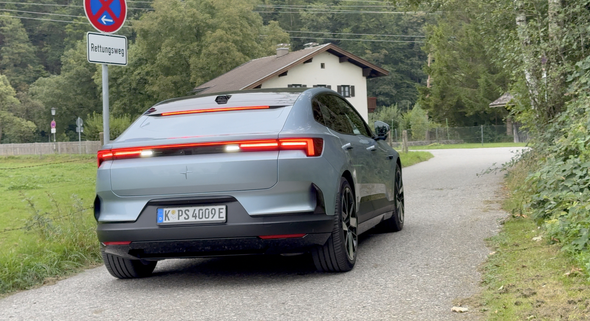 Essai Polestar 4 : on a enfin pris le volant de cette voiture sans lunette arrière ! VLOG