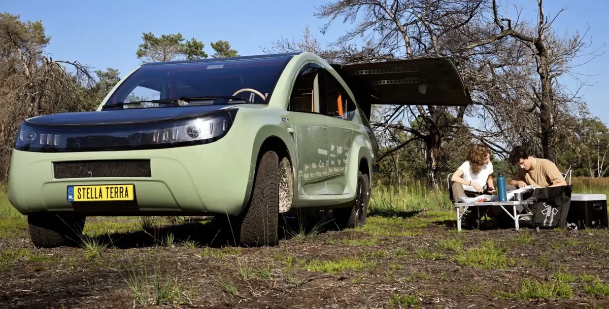 Une voiture solaire très moche mais avec 1000Km d'autonomie pour 1,2t !