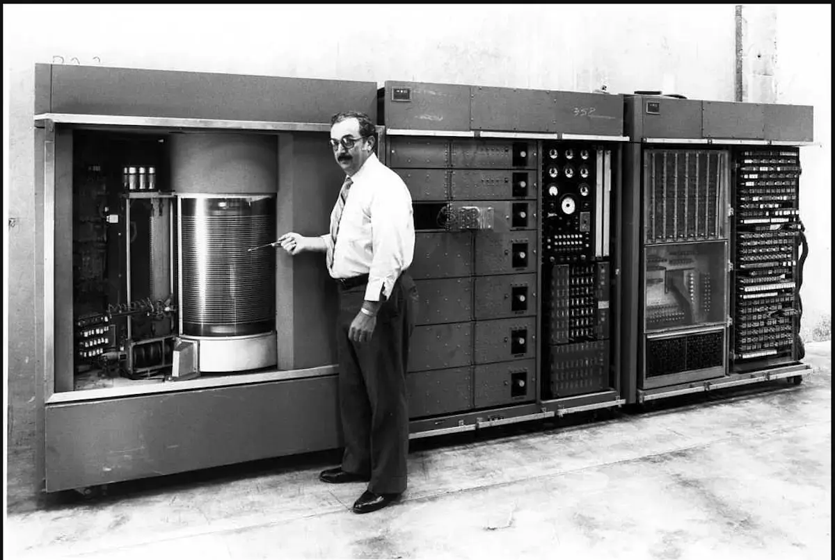 De son temps ce monsieur ne stockait que quelques Mo sur cet énorme IBM 305 RAMAC