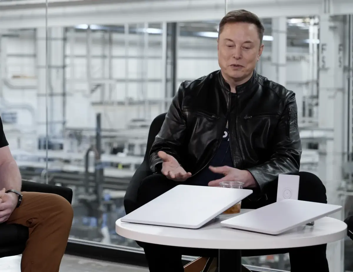 Starlink&nbsp;: Musk montre deux antennes plus fines, dont une Mini avec batterie int&eacute;gr&eacute;e