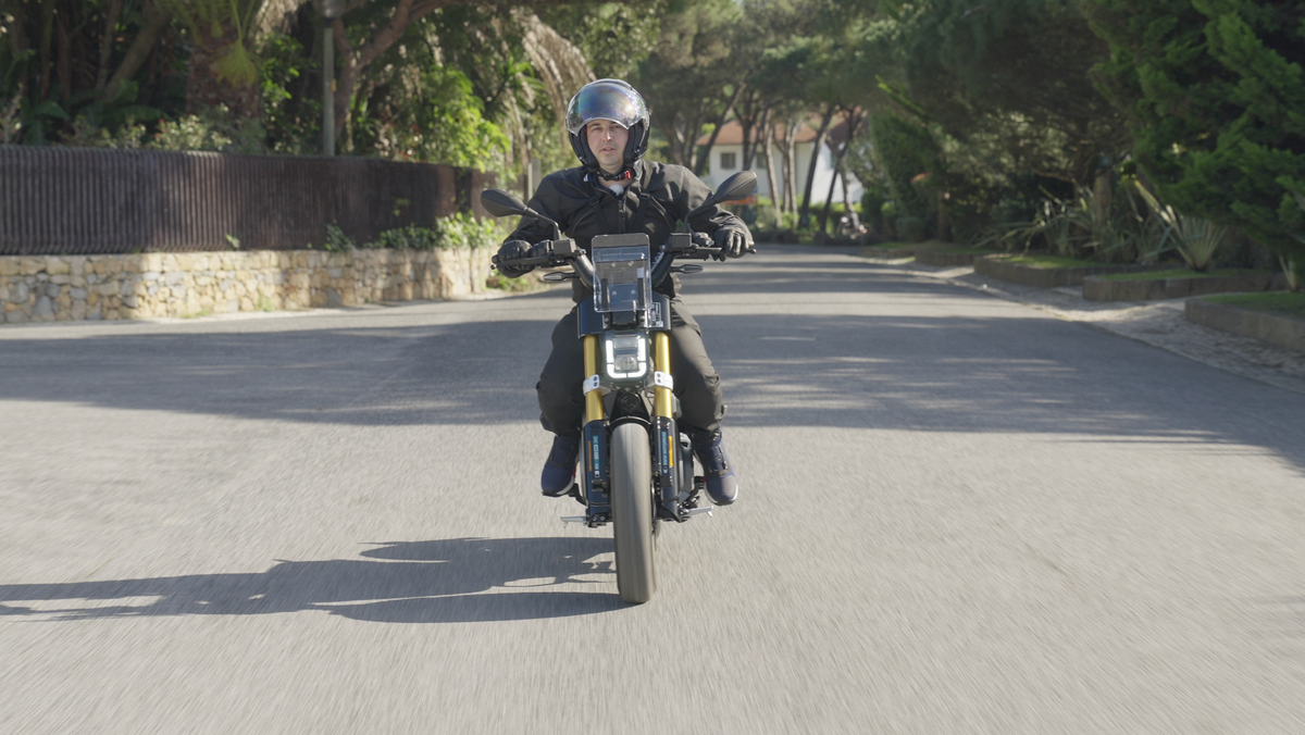 Essai BMW CE02 : une moto électrique au look futuriste accessible dès 14 ans !