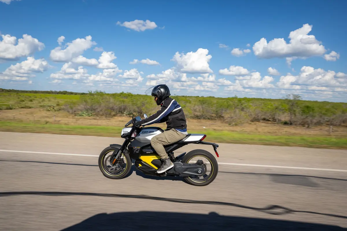 Essai de la Can-Am Pulse, la premi&egrave;re moto &eacute;lectrique &eacute;quip&eacute;e de CarPlay