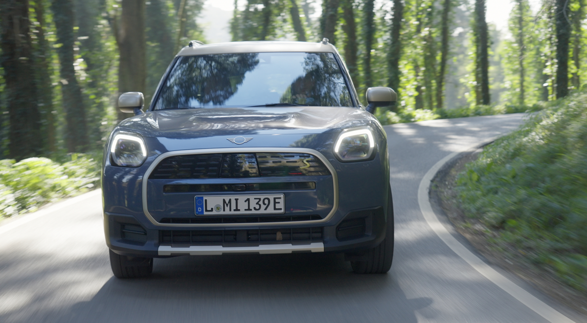 Essai Mini Countryman 2024 : électrique, CarKey, écran rond, conduite autonome... la révolution !