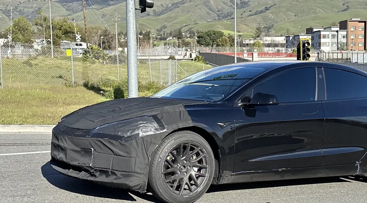 Tesla : le Model 2 camouflé, un Magic Dock aux USA, la Model 3 2023 de sortie et Cybertruck Offroad