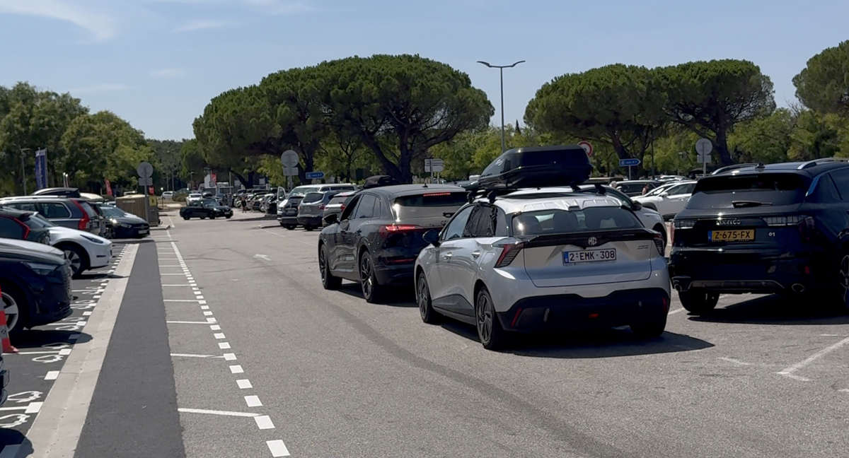 Les files d'attente aux bornes de recharge sont désormais réalité pendant les vacances