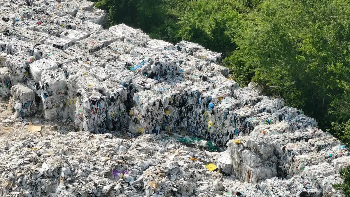 Image CBS - les piles de déchets