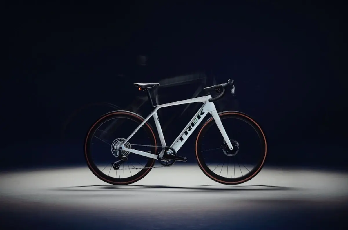 Trek pr&eacute;sente un v&eacute;lo de route &eacute;lectrique l&eacute;ger, avec 185 km d'autonomie