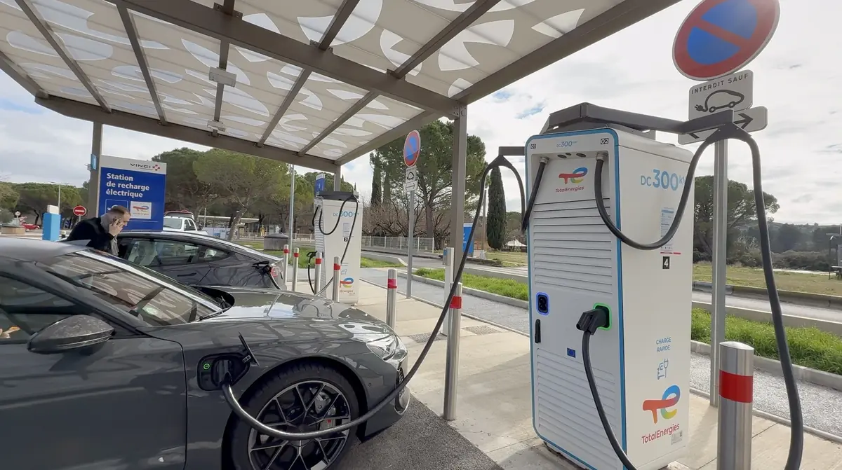 Combien d'autonomie une voiture &eacute;lectrique perd-elle r&eacute;ellement chaque ann&eacute;e&nbsp;? Cette &eacute;tude dit tout