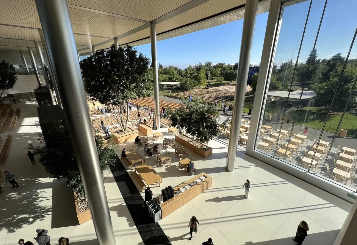 Voilà à quoi ressemble la nouvelle "salle de keynote" à Apple Park (principalement en extérieur)