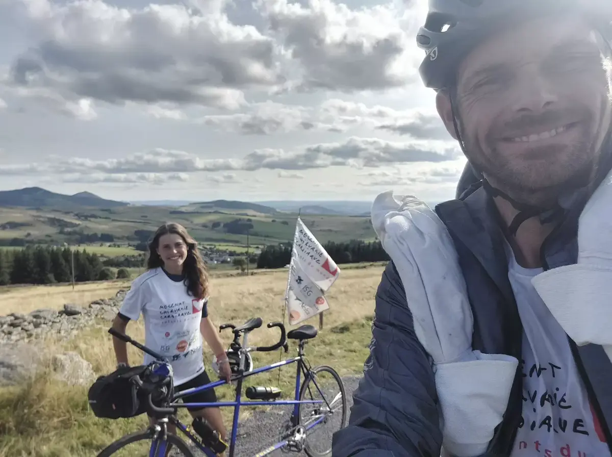 Record du monde ! Il dessine un cœur en tandem avec sa fille sur la carte de France