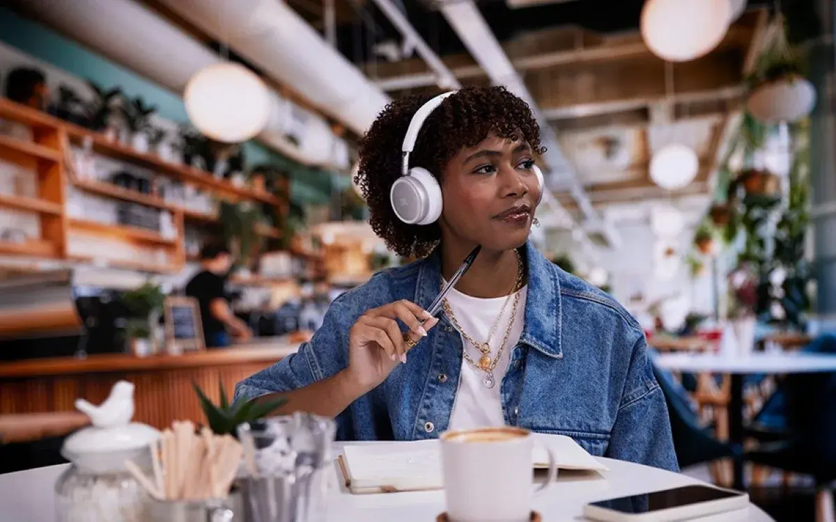 JBL renouvelle la gamme Live&nbsp;: trois &eacute;couteurs et deux casques pour ses 80 ans