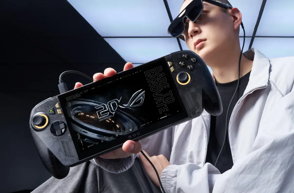 Asus d&eacute;voile la ROG Xbox Ally X20, une console portable OLED transparente pour ses 20 ans