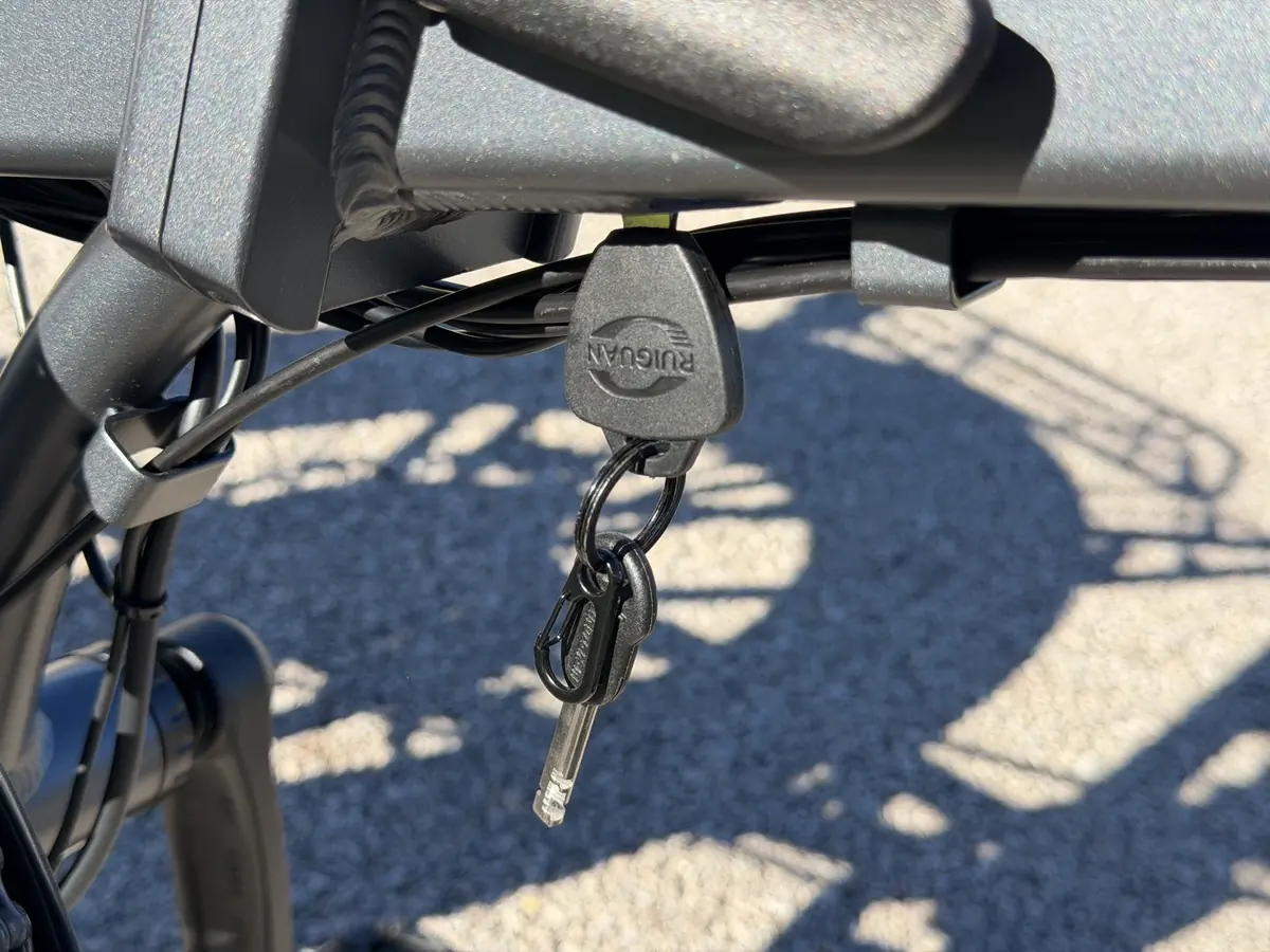 L'emplacement de la clef sous le cadre a du sens, mais elle est difficile d'accès