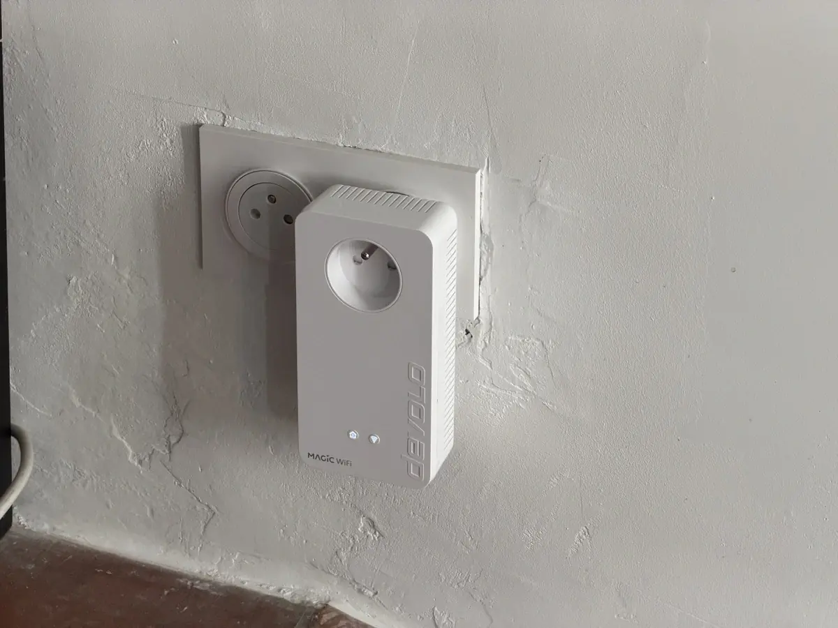 Un des CPL positionn&eacute; dans la maison pour &eacute;tendre le WiFi