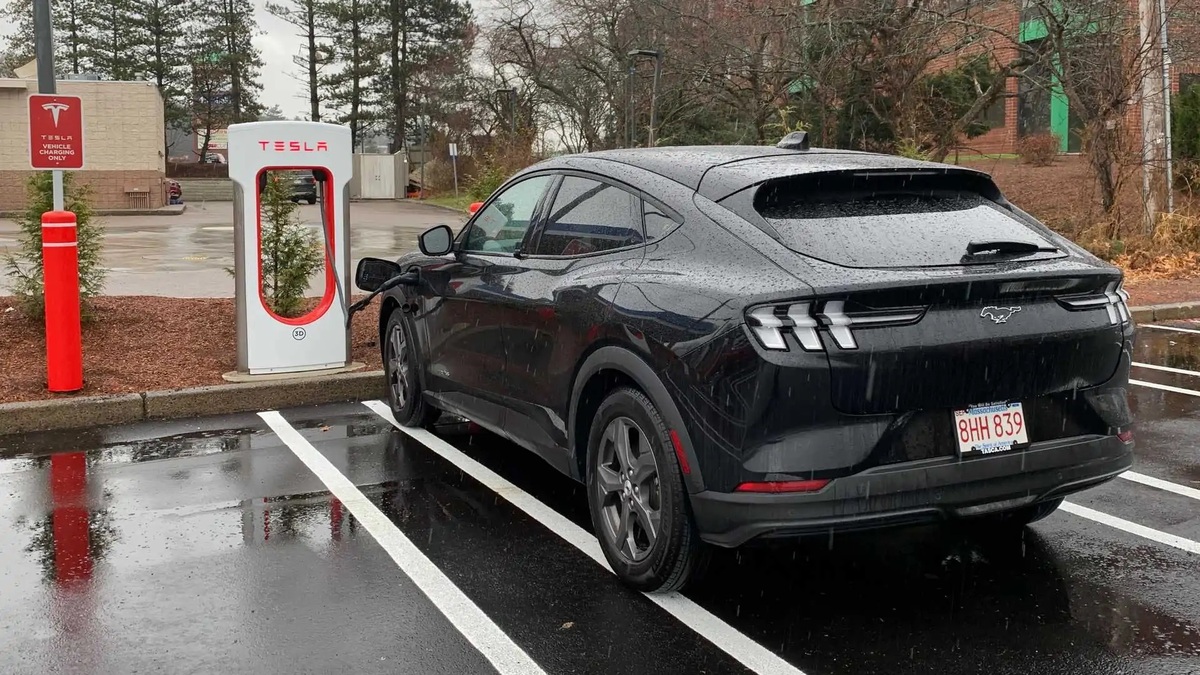 Ford va utiliser le connecteur Tesla aux USA : vers une grosse pagaille annoncée ?