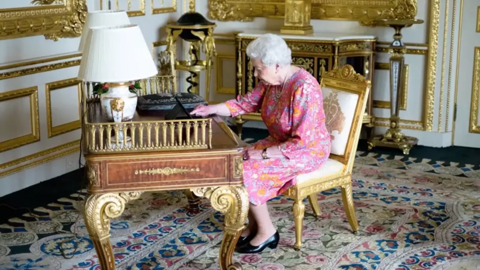 An iPad on the desk, podcasts, Twitter: Queen Elizabeth, in between custom and modernity