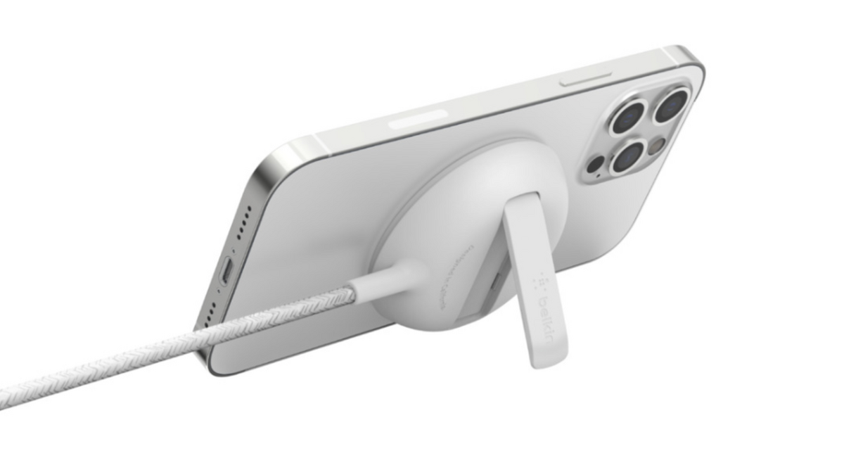 Belkin station de recharge BoostCharge Pro avec MagSafe, chargeur sans fil  3-en-1 pour iPhone 15 / 14 / 13 / 12 + Apple Watch + AirPods, recharge  aimantée jusqu'à 15 W pour les modèles d'iPhone 15 : Belkin: :  High-Tech