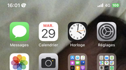 Comment ajouter un emoji à côté de l'horloge de l'iPhone ?