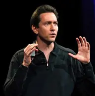 Scott Forstall, ex-Mr iOS, est content qu'Apple continue de lancer "de super produits"