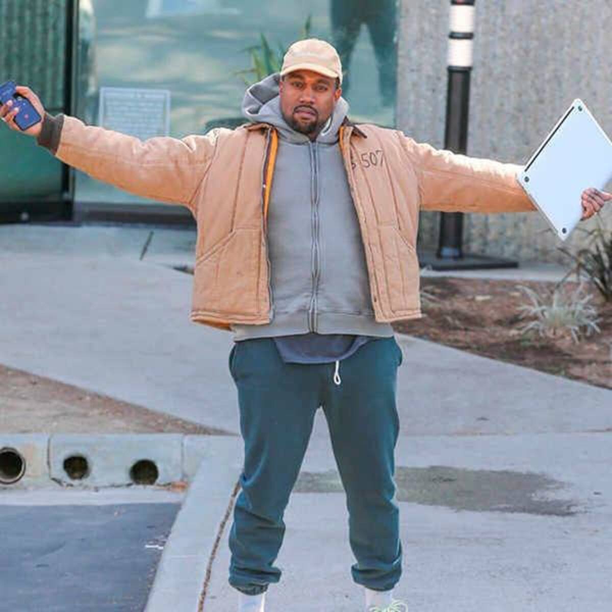 W dad. Канье Уэст в шапке. Kanye West Balenciaga Jacket. Kanye West 2023. Канье Уэст Донда.