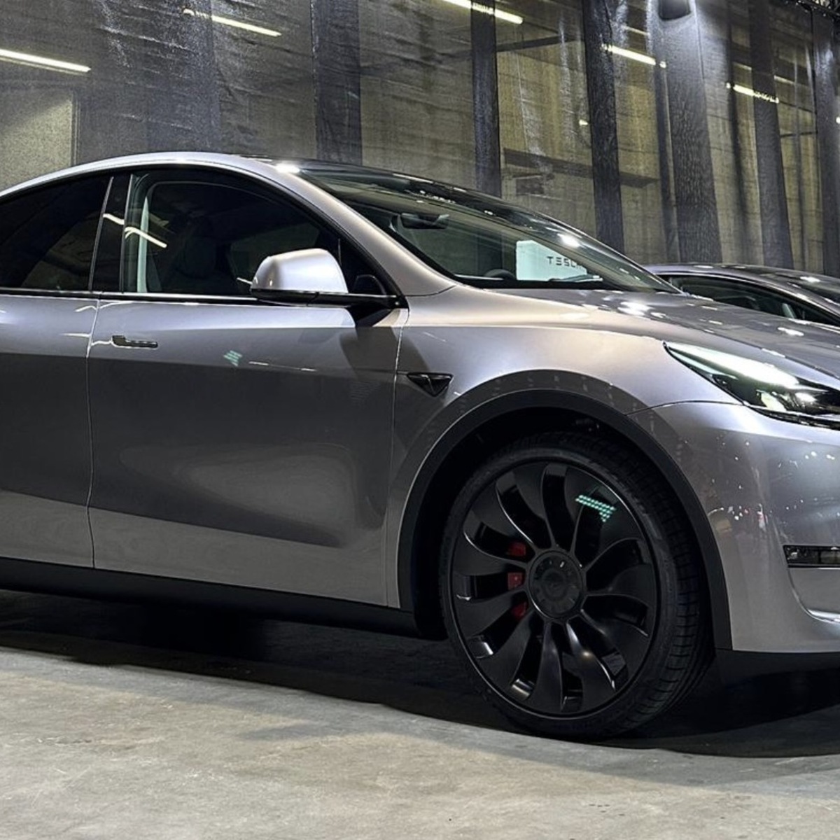 L'image soir voici la nouvelle couleur gris Quicksilver du Tesla