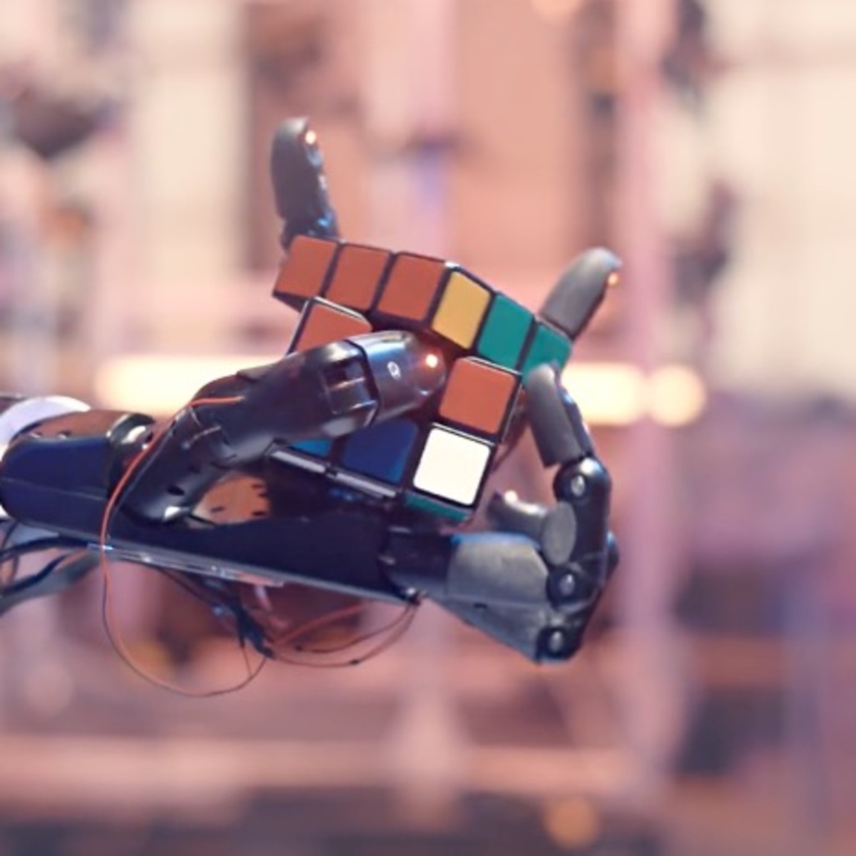 Le Robot Dopenia Apprend Seul à Résoudre Un Rubiks Cube à Une Main Vidéo 