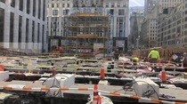 L'image du soir : le nouveau cube de l'Apple Store de New York sort de terre (doucement)