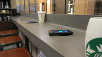 Starbucks va installer des chargeurs sans fil pour iPhone sur ses tables avec Duracell