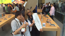 Angela Ahrendts joue la "fille sympa" pour l'ouverture de l'Apple Store d'Omotesando