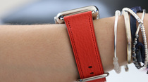 Apple Watch : des photos des bracelets boucle classique rouge et Nylon tissé Or/Rouge