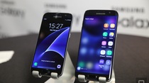 Samsung présente son Galaxy S7 (avec un casque Gear VR sur la tête des journalistes)