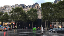 L'image du soir : l'Apple Store des Champs-Elysées a enfin sa palissade !