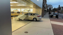 Insolite : il fonce avec sa voiture dans la vitrine d'un Apple Store (et il s'enfuit...)