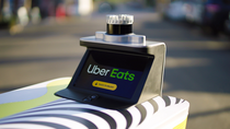 Uber Eats teste les livraisons par robots et voiture autonome ! 