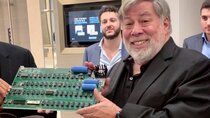 De passage à Dubai, Steve Wozniak dédicace la carte mère d'un Apple I qu'il a assemblé en 1976