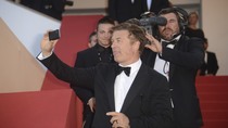 Alec Baldwin, jamais sans son iPhone, même à Cannes