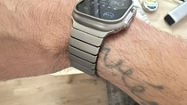 Prise en main du KUXIU Natural Titanium, un bracelet à maillons en titane pour Apple Watch