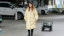 En Chine, des robots autonomes suivent les clients pour porter leurs courses
