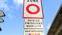Fin des ZFE : peut-on enlever la vignette Crit'Air du pare-brise ?