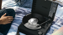 Une enceinte Bluetooth/platine vinyle nomade à 249€ chez Victrola