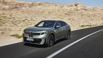 BMW iX4 : jusqu'à 828 km d'autonomie pour le SUV coupé électrique