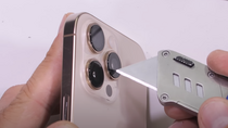 Chute, coups et attaque au couteau : l'iPhone 16 Pro est-il plus résistant ?